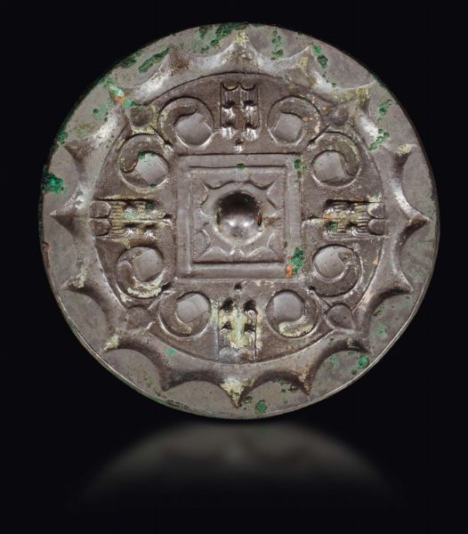 Specchio Bo Ju in bronzo sbalzato, Cina, Dinastia Han (206 a.C.- 220 d.C.)  - Asta Fine Chinese Works of Art - Associazione Nazionale - Case d'Asta italiane
