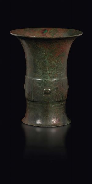 Vaso in bronzo Zun a decoro geometrico, Cina, Dinastia Zhou (1027-221 a.C.)  - Asta Fine Chinese Works of Art - Associazione Nazionale - Case d'Asta italiane
