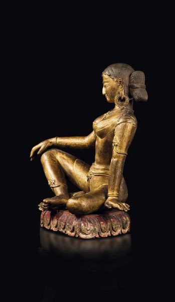 Figura di Tara in bronzo dorato seduta su fiore di loto, Nepal, XIV/XV secolo  - Asta Fine Chinese Works of Art - Associazione Nazionale - Case d'Asta italiane