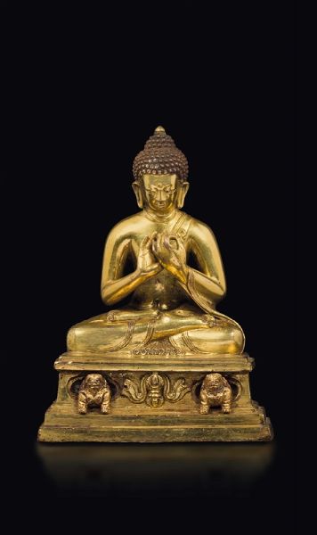 Figura di Buddha Sakyamuni in bronzo dorato, Cina, Dinastia Qing, fine XVII secolo  - Asta Fine Chinese Works of Art - Associazione Nazionale - Case d'Asta italiane