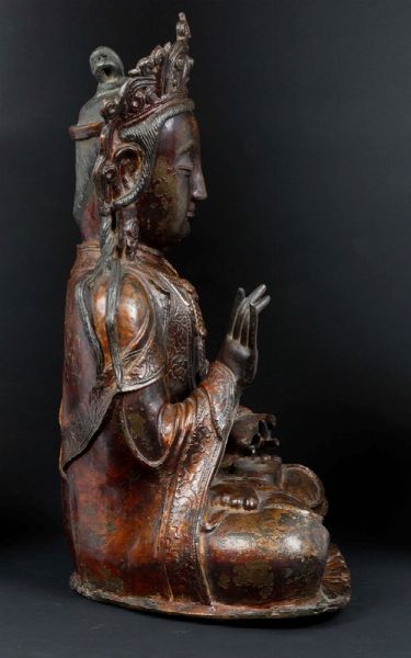 Grande figura di Buddha seduto in bronzo laccato e dorato, Cina, Dinastia Ming, XVII secolo  - Asta Fine Chinese Works of Art - Associazione Nazionale - Case d'Asta italiane