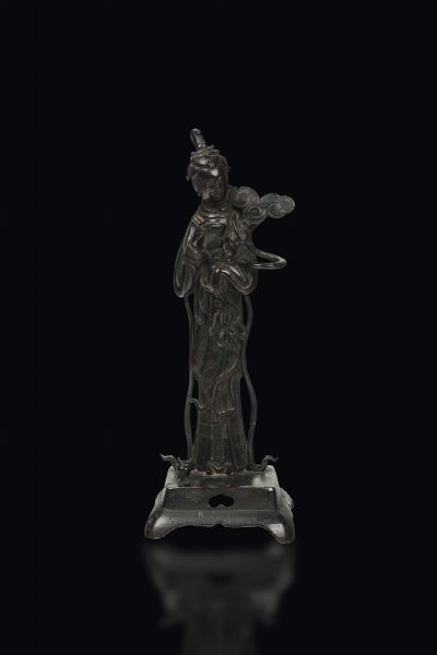 Figura di Guanyin in bronzo, Cina, Dinastia Ming, XVII secolo  - Asta Fine Chinese Works of Art - Associazione Nazionale - Case d'Asta italiane