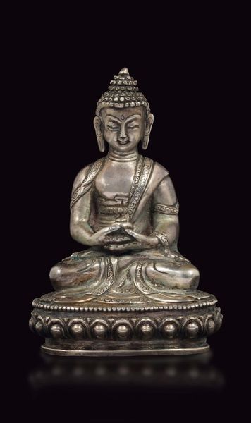 Figura di Buddha Sakyamuni in argento seduto su fiore di loto, Tibet, XVIII secolo  - Asta Fine Chinese Works of Art - Associazione Nazionale - Case d'Asta italiane