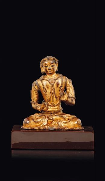 Figura di Buddha seduto in legno di zitan dorato, Cina, Dinastia Yuan (1279-1368)  - Asta Fine Chinese Works of Art - Associazione Nazionale - Case d'Asta italiane