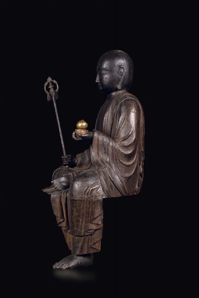 Figura di Kasyapa seduto scolpito in legno con bastone khakkhara, Cina, Dinastia Ming, XVII secolo  - Asta Fine Chinese Works of Art - Associazione Nazionale - Case d'Asta italiane