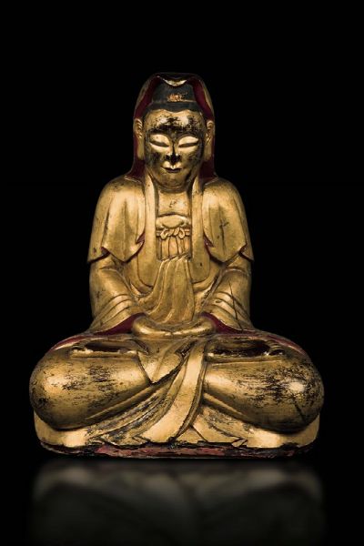Figura di Buddha seduto in legno dorato e laccato, Sud-est asiatico  - Asta Fine Chinese Works of Art - Associazione Nazionale - Case d'Asta italiane