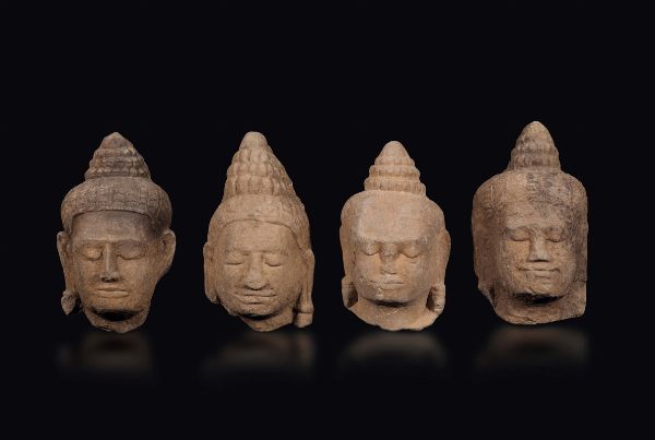 Lotto di quattro teste di Buddha in pietra, Khmer, XIII secolo  - Asta Fine Chinese Works of Art - Associazione Nazionale - Case d'Asta italiane