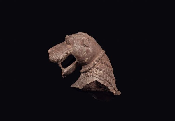 Testa di leone in pietra arenaria, India Centrale, XI secolo  - Asta Fine Chinese Works of Art - Associazione Nazionale - Case d'Asta italiane