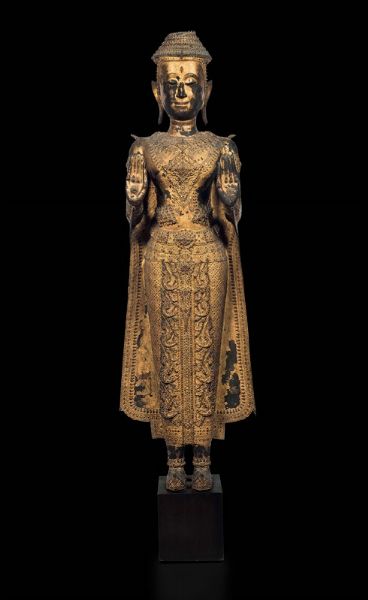 Grande figura di Buddha eretto in bronzo dorato, Thailandia, Ayutthaya, XIX secolo  - Asta Fine Chinese Works of Art - Associazione Nazionale - Case d'Asta italiane