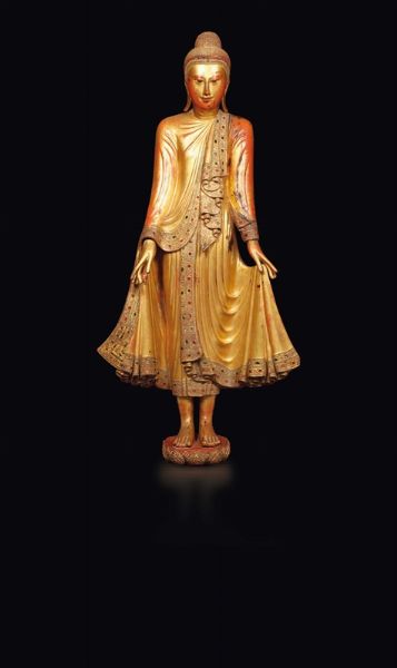 Figura di Buddha in legno laccato e dorato in oro zecchino con innesti di vetrini colorati, Thailandia, XIX secolo  - Asta Fine Chinese Works of Art - Associazione Nazionale - Case d'Asta italiane