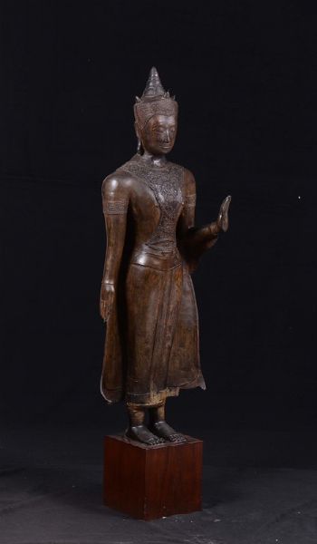 Grande figura di Buddha eretto in bronzo, Thailandia, XVII secolo  - Asta Fine Chinese Works of Art - Associazione Nazionale - Case d'Asta italiane