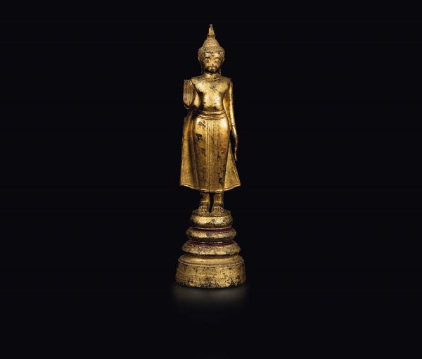 Figura di Buddha eretto in legno dorato, Thailandia, XIX secolo  - Asta Fine Chinese Works of Art - Associazione Nazionale - Case d'Asta italiane