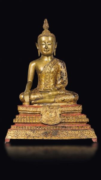 Figura di Buddha seduto in bronzo dorato, Thailandia, XIX secolo  - Asta Fine Chinese Works of Art - Associazione Nazionale - Case d'Asta italiane
