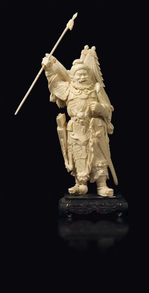Figura di guerriero scolpito in avorio, Cina, inizio XX secolo  - Asta Fine Chinese Works of Art - Associazione Nazionale - Case d'Asta italiane