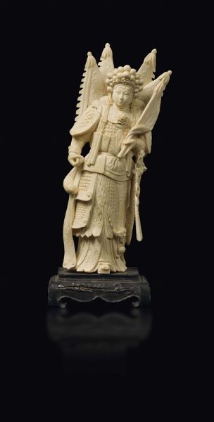 Figura di Guanyin guerriera scolpita in avorio, Cina, inizio XX secolo  - Asta Fine Chinese Works of Art - Associazione Nazionale - Case d'Asta italiane