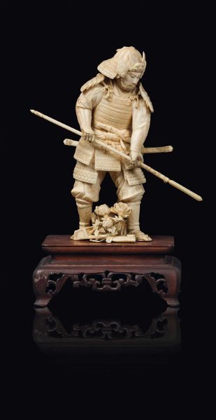 Figura di Samurai scolpito in avorio, Giappone, fine XIX secolo  - Asta Fine Chinese Works of Art - Associazione Nazionale - Case d'Asta italiane