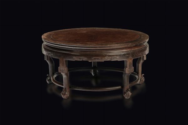 Tavolino da th circolare in legno, Cina, Dinastia Qing, XIX secolo  - Asta Fine Chinese Works of Art - Associazione Nazionale - Case d'Asta italiane