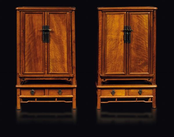 Coppia di piccoli cabinet in legno huanghuali, Cina, Dinastia Qing, XIX secolo  - Asta Fine Chinese Works of Art - Associazione Nazionale - Case d'Asta italiane