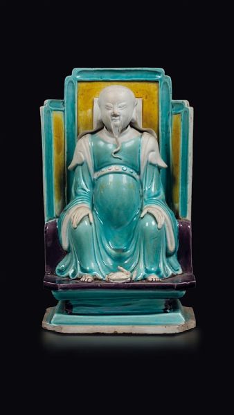Figura di Zhenwu seduto in bisquit smaltato, Cina, Dinastia Qing, epoca Kangxi (1662-1722)  - Asta Fine Chinese Works of Art - Associazione Nazionale - Case d'Asta italiane