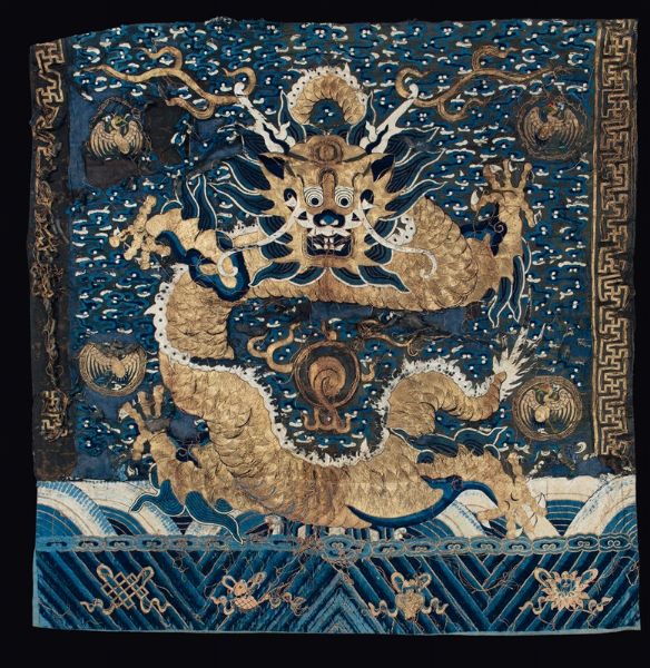 Tessuto in seta a fondo blu ricamata con dragone in filo d'oro, Cina, Dinastia Qing, XIX secolo  - Asta Fine Chinese Works of Art - Associazione Nazionale - Case d'Asta italiane