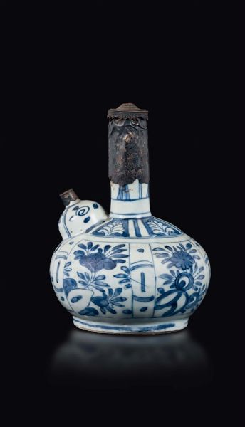 Versatoio in porcellana bianca e blu a decoro floreale, Cina, Dinastia Ming, epoca Wanli (1573-1619)  - Asta Fine Chinese Works of Art - Associazione Nazionale - Case d'Asta italiane