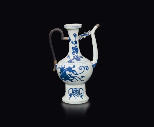 Caffettiera in porcellana bianca e blu con profili in metallo, Cina, Dinastia Ming, epoca Wanli (1573-1619)  - Asta Fine Chinese Works of Art - Associazione Nazionale - Case d'Asta italiane