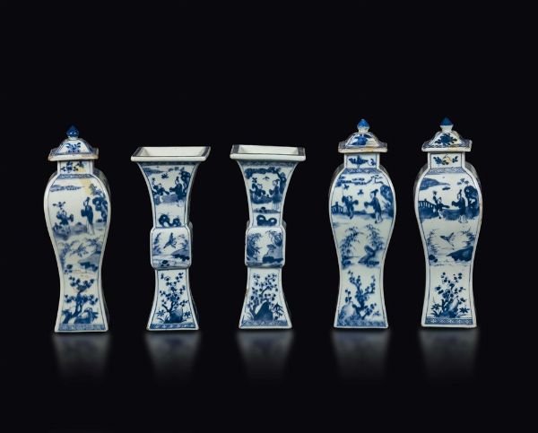Set di cinque vasi in porcellana bianca e blu, due a tromba e tre con coperchio, con raffigurazione di Guanyin, fanciulli e pescatori, Cina, Dinastia Qing, epoca Kangxi (1662-1722)  - Asta Fine Chinese Works of Art - Associazione Nazionale - Case d'Asta italiane