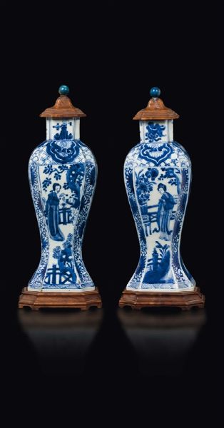 Coppia di vasi in porcellana bianca e blu con raffigurazione di Guanyin, Cina, Dinastia Qing, epoca Kangxi (1662-1722)  - Asta Fine Chinese Works of Art - Associazione Nazionale - Case d'Asta italiane