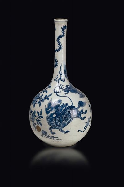 Vaso a bottiglia in porcellana bianca e blu, Cina, Dinastia Qing, epoca Qianlong (1736-1795)  - Asta Fine Chinese Works of Art - Associazione Nazionale - Case d'Asta italiane
