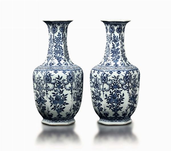 Coppia di vasi in porcellana bianca e blu, Cina, Dinastia Qing, XIX secolo  - Asta Fine Chinese Works of Art - Associazione Nazionale - Case d'Asta italiane