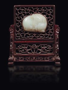 Paravento da tavolo in legno con placca in giada bianca raffigurante cavallo, Cina, Dinastia Qing, XVIII secolo  - Asta Fine Chinese Works of Art - Associazione Nazionale - Case d'Asta italiane
