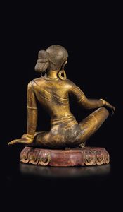 Figura di Tara in bronzo dorato seduta su fiore di loto, Nepal, XIV/XV secolo  - Asta Fine Chinese Works of Art - Associazione Nazionale - Case d'Asta italiane