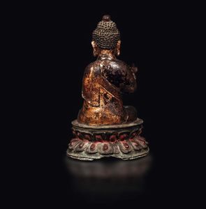 Figura di Buddha in bronzo con tracce di doratura seduto su doppio fiore di loto, Cina, Dinastia Ming, XVII secolo  - Asta Fine Chinese Works of Art - Associazione Nazionale - Case d'Asta italiane