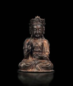 Grande figura di Buddha seduto in bronzo laccato e dorato, Cina, Dinastia Ming, XVII secolo  - Asta Fine Chinese Works of Art - Associazione Nazionale - Case d'Asta italiane