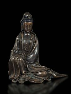 Figura di Guanyin seduta in bronzo Shisou con inserti in argento, Cina, Dinastia Qing, XIX secolo  - Asta Fine Chinese Works of Art - Associazione Nazionale - Case d'Asta italiane