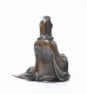 Figura di Guanyin seduta in bronzo Shisou con inserti in argento, Cina, Dinastia Qing, XIX secolo  - Asta Fine Chinese Works of Art - Associazione Nazionale - Case d'Asta italiane