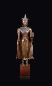 Grande figura di Buddha eretto in bronzo, Thailandia, XVII secolo  - Asta Fine Chinese Works of Art - Associazione Nazionale - Case d'Asta italiane