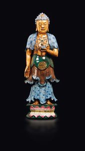Figura di Buddha eretto sopra fiore di loto in porcellana a smalti policromi e oro con coppetta in mano, Cina, Dinastia Qing, epoca Daoguang (1821-1850)  - Asta Fine Chinese Works of Art - Associazione Nazionale - Case d'Asta italiane