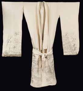Veste in seta bianca con motivo a piume di pavone, Cina, inizio XX secolo  - Asta Fine Chinese Works of Art - Associazione Nazionale - Case d'Asta italiane