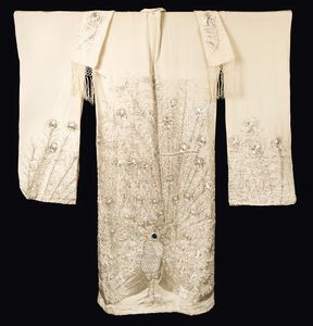 Veste in seta bianca con motivo a piume di pavone, Cina, inizio XX secolo  - Asta Fine Chinese Works of Art - Associazione Nazionale - Case d'Asta italiane