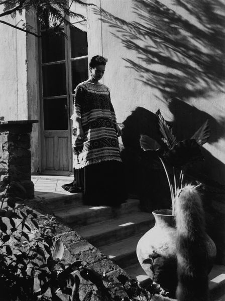 Leo Matiz : Frida, escaleras y planta en La Casa Azul  - Asta Christmas Pop: arte, sneakers e design - Associazione Nazionale - Case d'Asta italiane