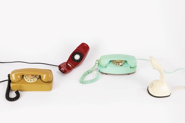 SIP - Società italiana per l'esercizio telefonico : Quattro apparecchi telefonici  - Asta Christmas Pop: arte, sneakers e design - Associazione Nazionale - Case d'Asta italiane