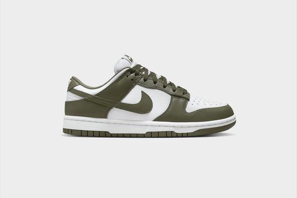 Nike : Dunk Low Medium Olive (W) / Taglia US 5 EUR 37.5  - Asta Christmas Pop: arte, sneakers e design - Associazione Nazionale - Case d'Asta italiane