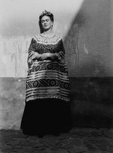 Leo Matiz - Frida posando en La Casa Azul