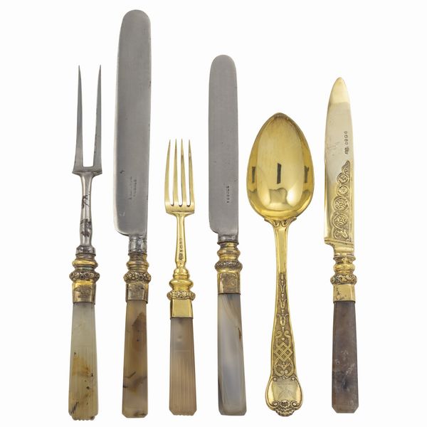 Servizio di posate in argento dorato con manici in pietra dura (50)  - Asta Argenti e L'Arte della tavola - Associazione Nazionale - Case d'Asta italiane