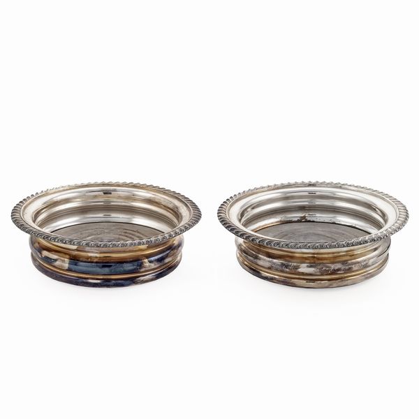 Coppia di sottobottiglia in metallo argentato e legno  - Asta Argenti e L'Arte della tavola - Associazione Nazionale - Case d'Asta italiane