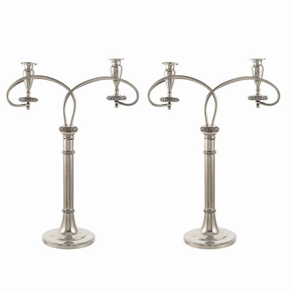 Coppia di candelabri a due luci  in metallo argentato  - Asta Argenti e L'Arte della tavola - Associazione Nazionale - Case d'Asta italiane