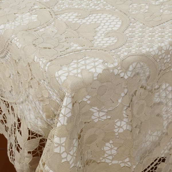 Tovaglia con 12 tovaglioli  - Asta Argenti e L'Arte della tavola - Associazione Nazionale - Case d'Asta italiane