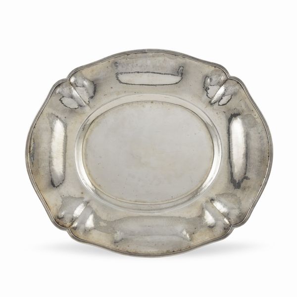 Vassoio in argento battuto  - Asta Argenti e L'Arte della tavola - Associazione Nazionale - Case d'Asta italiane