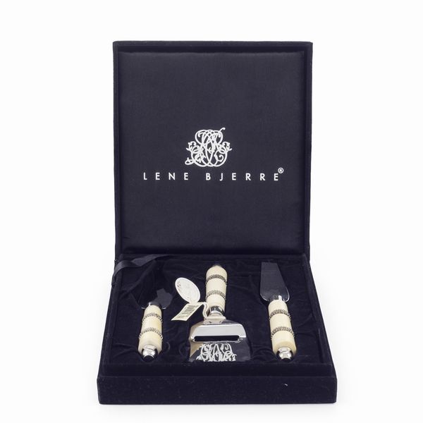 Set di tre posate da formaggio in acciaio e osso  - Asta Argenti e L'Arte della tavola - Associazione Nazionale - Case d'Asta italiane